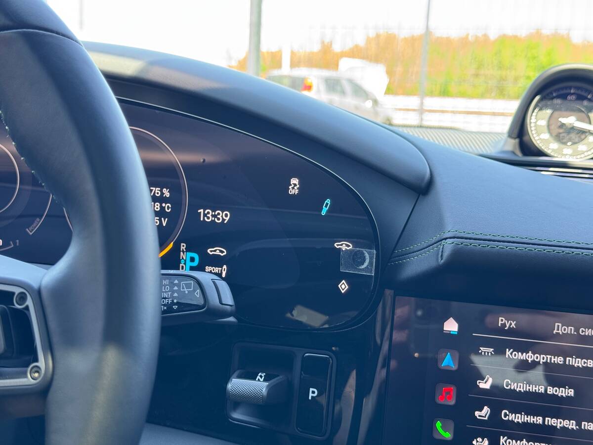 Porsche Taycan 2021 - fresh avto