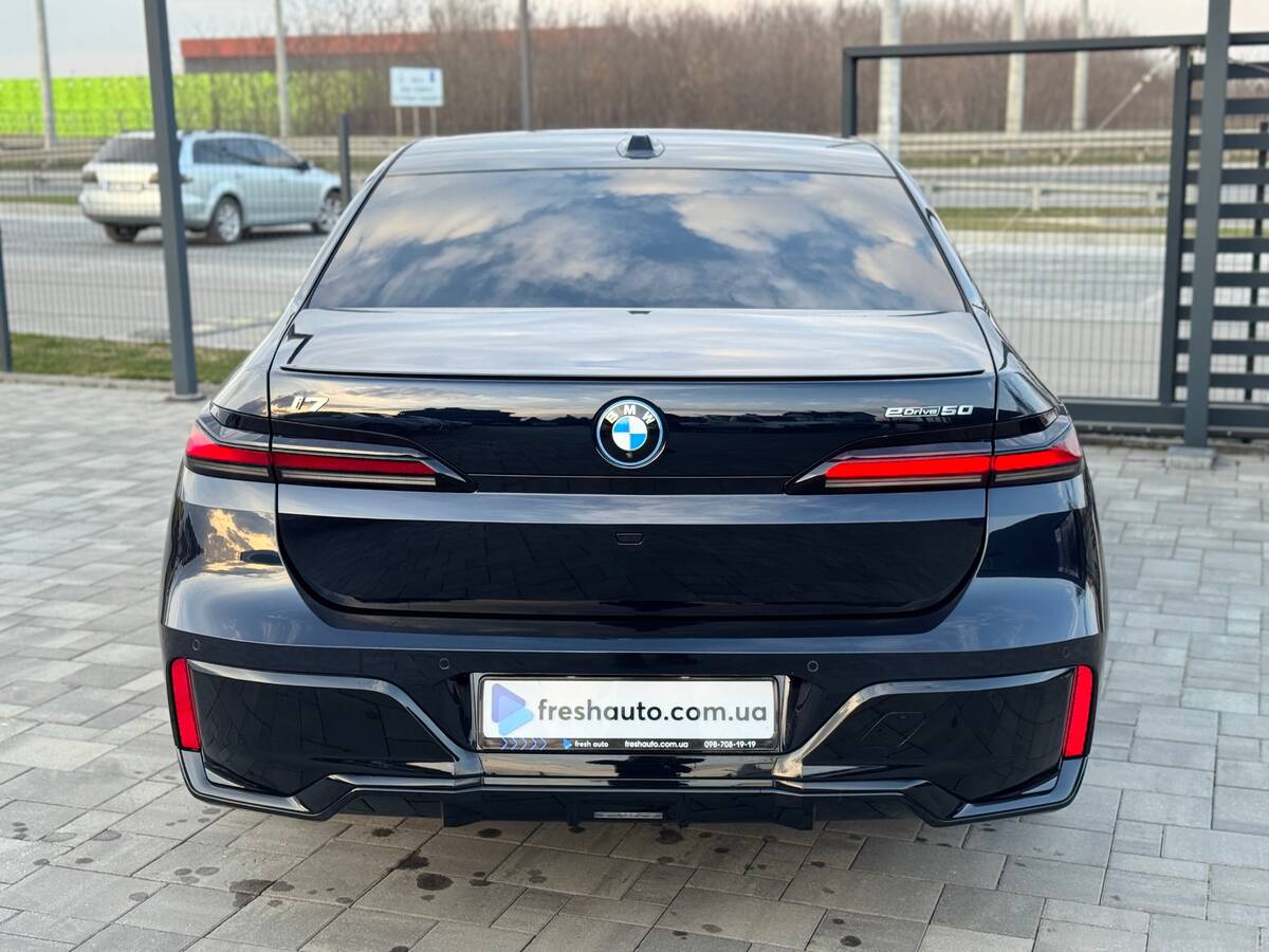 BMW i7 2023 - Запас ходу: 550 км