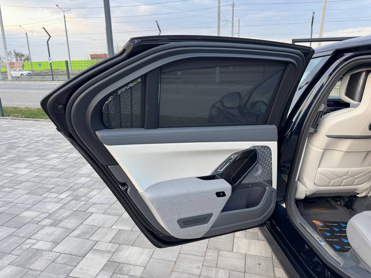 BMW i7 2023 - Запас ходу: 550 км