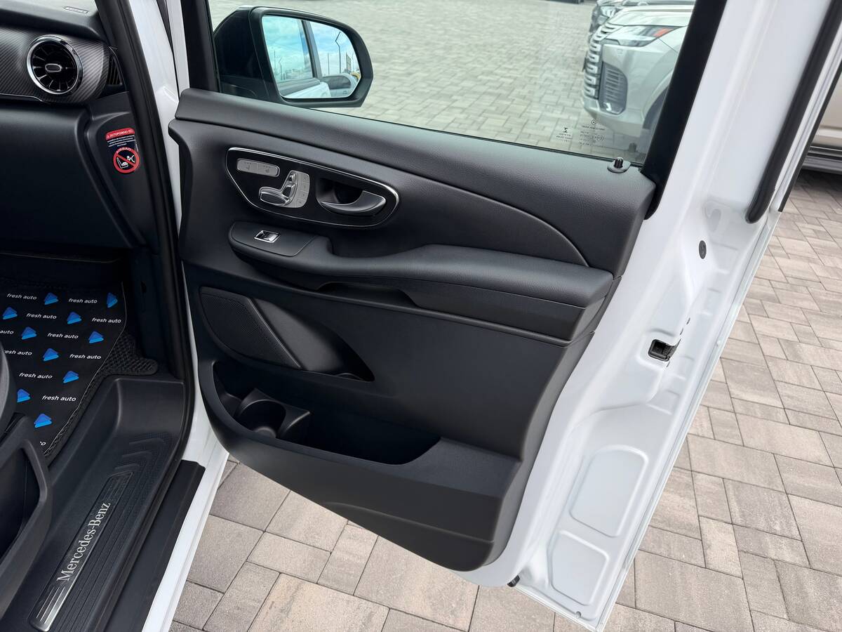 Mercedes-Benz V-Class 2021 - Кількість місць: 7 