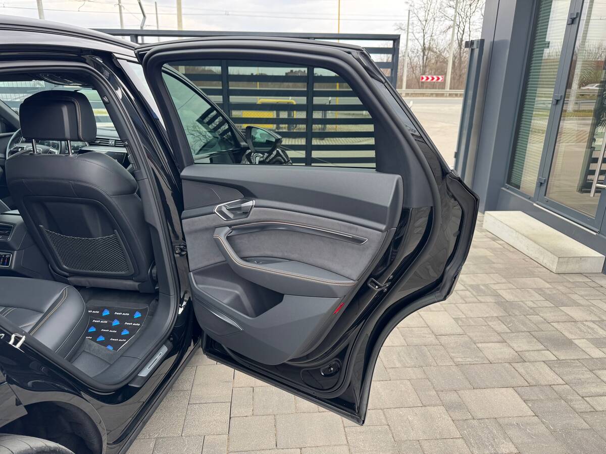 Audi e-tron 2022 - fresh auto