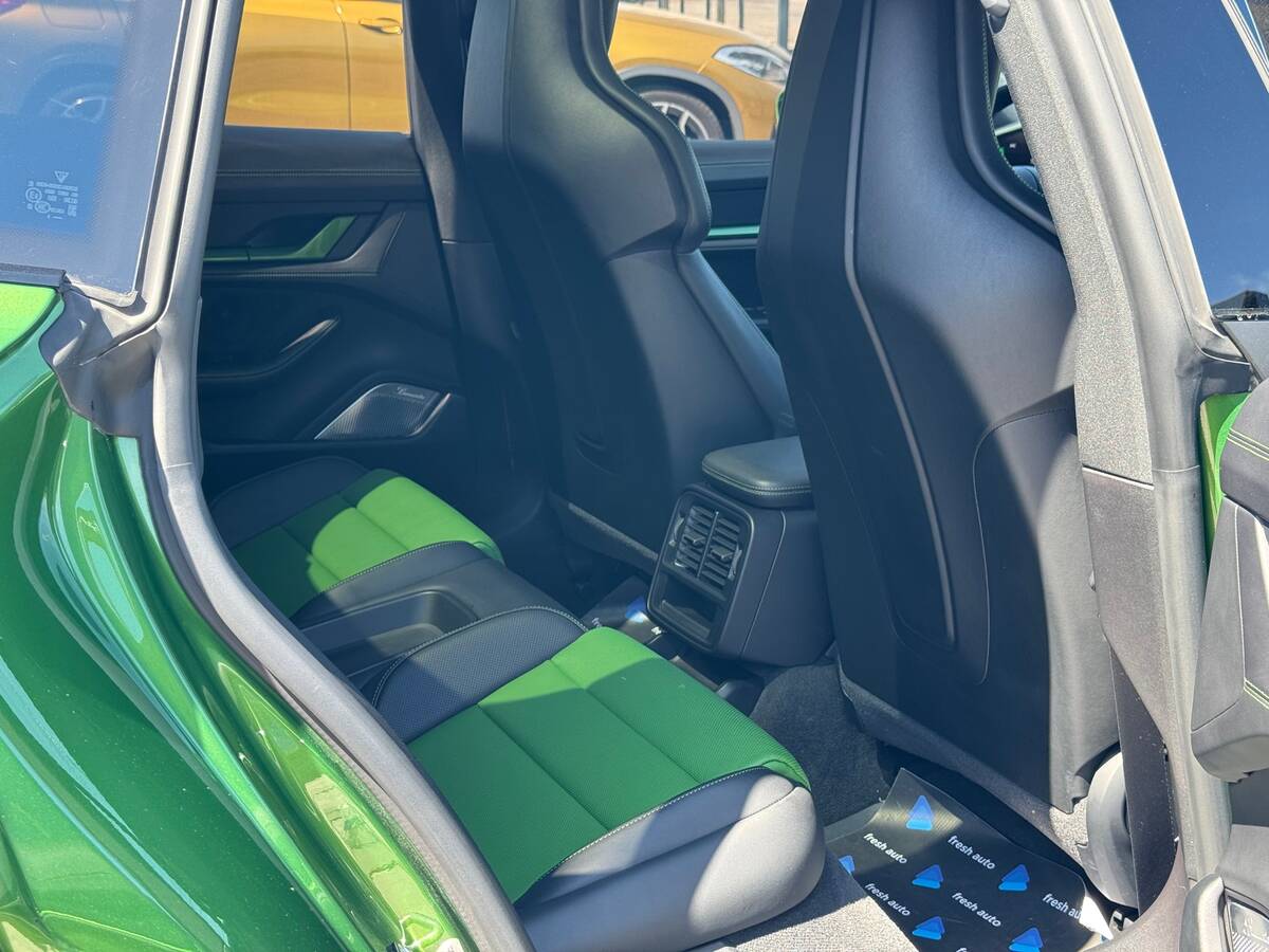 Porsche Taycan 2021 - fresh auto