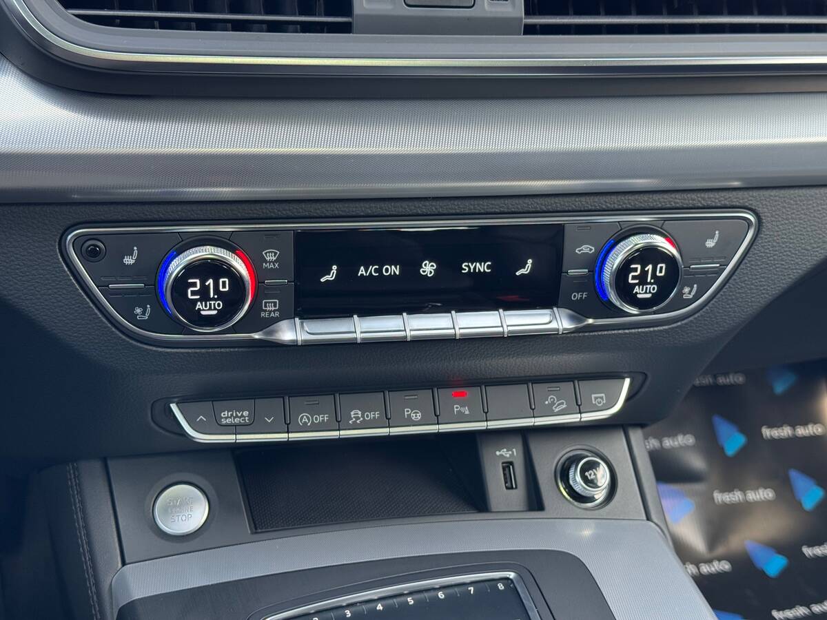 Audi Q5 2020 - Об'єм двигуна: 2.0 л.