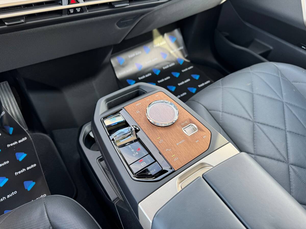 BMW IX M60 2023 - HP: 619 HP