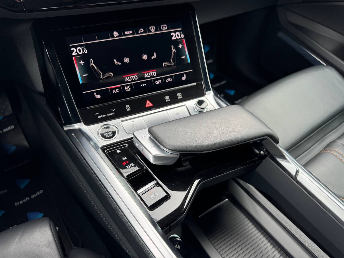 Audi e-tron 2022 - Запас ходу: 400 км