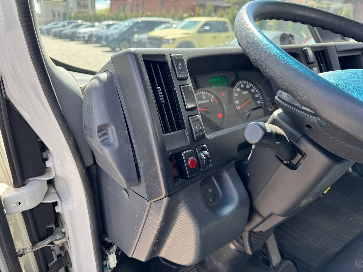 Isuzu NLR 2023 - freshauto